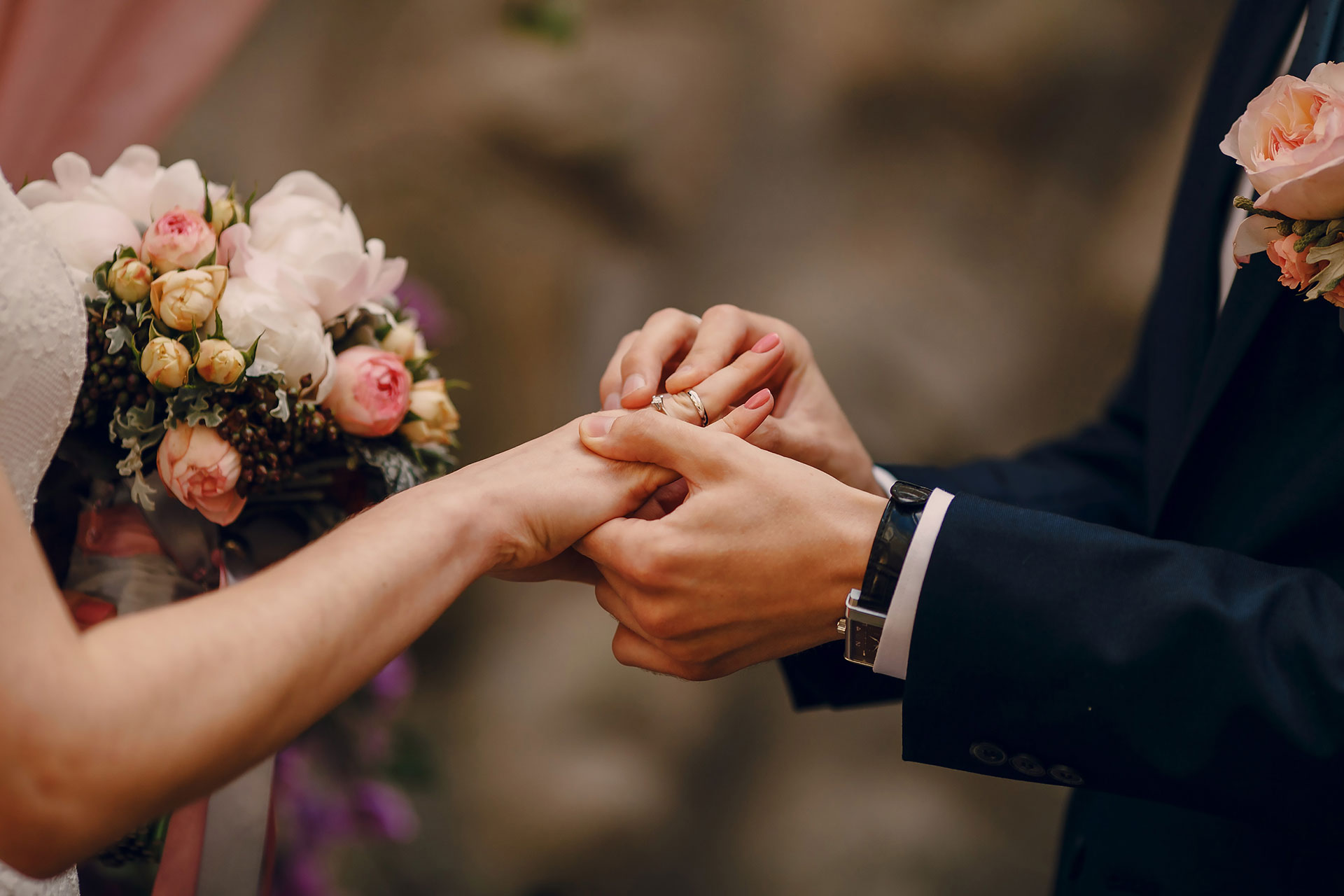 Ein frisch verheiratetes Paar steckt sich die Ringe an. Eine romantische Hochzeit im Alten Landkrug Nortorf.