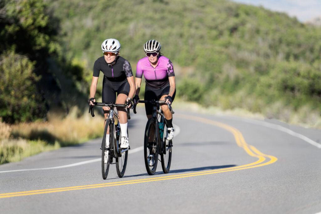 Zwei sportliche Radfahrer auf einer Bergtour.