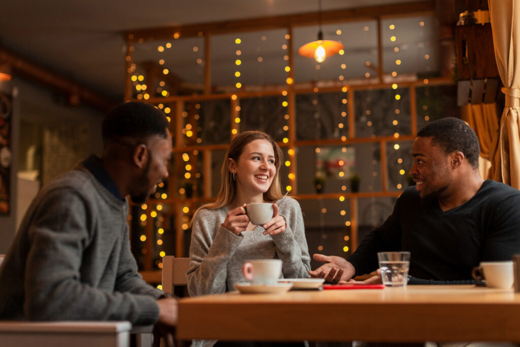 Vergnügte Menschen treffen sich in einem kleinen gemütlichen Kaffee in Nortorf.