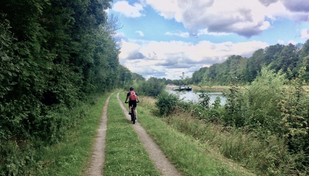 Erleben Sie tolle Radtouren, wie der Radfahrer hier auf dem Bild.