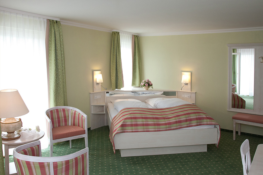 Komfortables Hotelzimmer mit großem, bequemem Bett