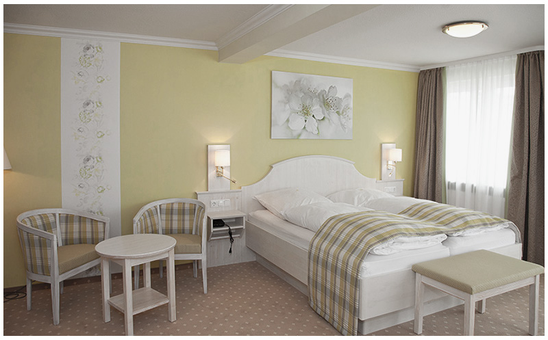 Komfortables Hotelzimmer mit großem, bequemem Bett