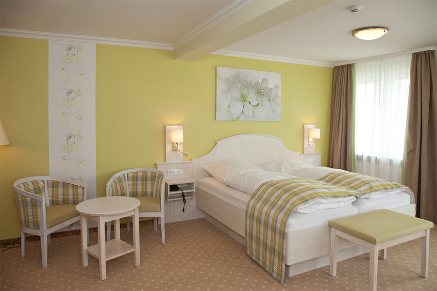 Komfortables Hotelzimmer mit großem, bequemem Bett